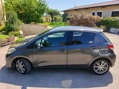 Usata Toyota Yaris Sol 90 CV (66 kW) 2011 Grigio Utilitaria