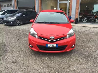 Usata Toyota Yaris Lounge 69 CV (50 kW) 2013 Rosso Utilitaria