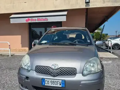 Usata Toyota Yaris Sol 87 CV (63 kW) 2003 Grigio Utilitaria
