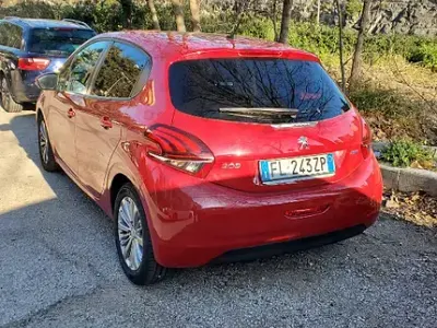 Usata Peugeot 208 82 CV (60 kW) 2017 Rosso Utilitaria