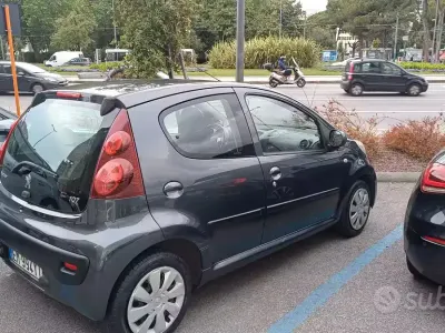 Usata Peugeot 107 68 CV (50 kW) 2012 Grigio Utilitaria