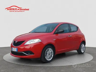 Usata Lancia Ypsilon Silver 69 CV (50 kW) 2017 Rosso Utilitaria