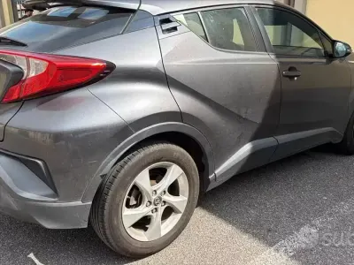 Usata Toyota C-HR Active 98 CV (72 kW) 2018 Grigio SUV