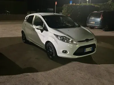 Begagnad Ford Fiesta 70 HK (51 kW) 2011 Vit Sedan