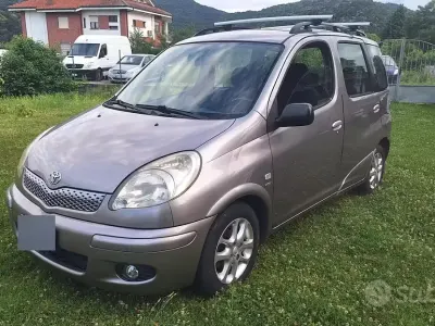 Usata Toyota Yaris Verso 84 CV (61 kW) 2004 Grigio Monovolume