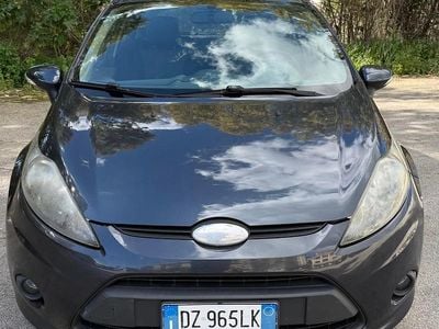 Begagnad Ford Fiesta 70 HK (51 kW) 2009 Grå Sedan