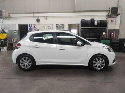Usata Peugeot 208 Active 68 CV (50 kW) 2019 Bianco Utilitaria