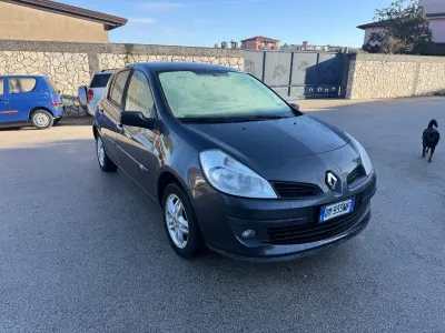 Käytetty Renault Clio II LE 75 HP (55 kW) 2008 Harmaa Sedan