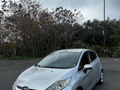 Grigio Usata 2012 Ford Fiesta Berlina | 3490 € (Buon prezzo)