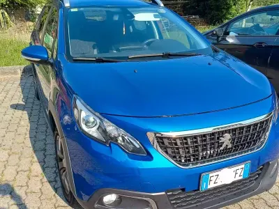 Usata Peugeot 2008 Signature Sky 110 CV (80 kW) 2019 Blu SUV