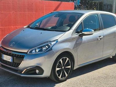 Usata Peugeot 208 Signature Sky 120 CV (88 kW) 2019 Argento Utilitaria