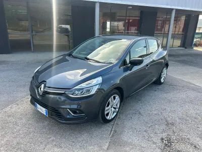 Begagnad Renault Clio IV Life 90 HK (66 kW) 2019 Grå Sedan