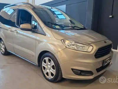 Usata Ford Tourneo Courier Titanium 100 CV (73 kW) 2015 Grigio Monovolume