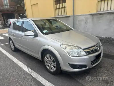 Usata Opel Astra Cosmo 125 CV (91 kW) 2008 Grigio Berlina