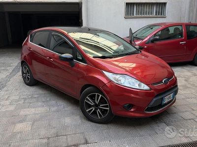 Usata Ford Fiesta Ambiente 75 CV (55 kW) 2009 Rosso Utilitaria