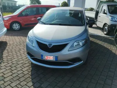 Usata Lancia Ypsilon Gold 69 CV (50 kW) 2017 Grigio Utilitaria