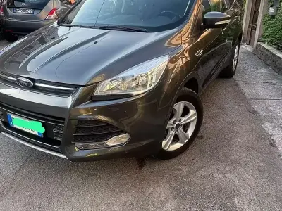 Usata Ford Kuga 120 CV (88 kW) 2016 Grigio SUV