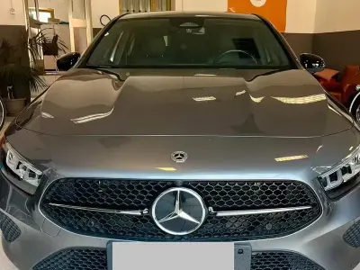 Usata Mercedes A180 AMG Line Premium 116 CV (85 kW) 2023 Grigio Berlina