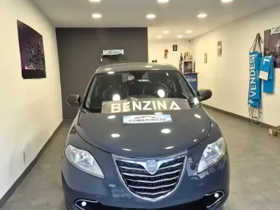 Usado Lancia Ypsilon Gold 69 HP (50 kW) 2015 Cinzento Citadino