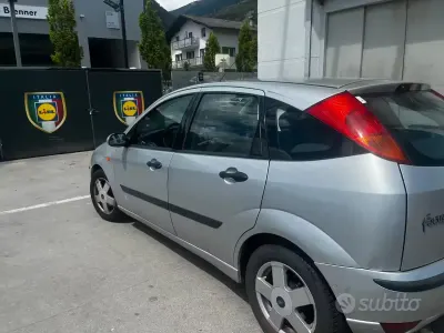 Occasion Ford Focus 100 ch (73 kW) 2004 Gris Citadine