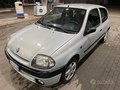 Usata Renault Clio II 58 CV (42 kW) 1999 Grigio Berlina