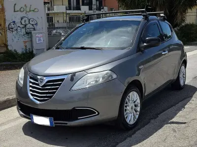Usata Lancia Ypsilon Silver 69 CV (50 kW) 2014 Argento Utilitaria