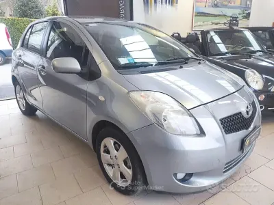 Usata Toyota Yaris Sol 69 CV (50 kW) 2007 Grigio Utilitaria