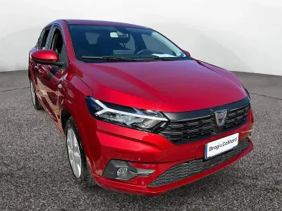 Usado Dacia Sandero Comfort 67 CV (49 kW) 2022 Rojo Utilitario