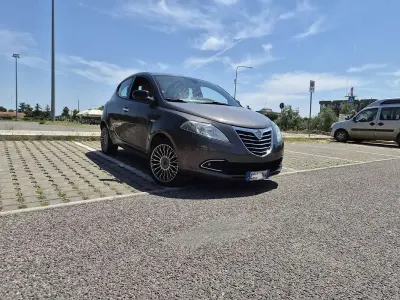 Begagnad Lancia Ypsilon Gold 69 HK (50 kW) 2012 Brun Halvkombi