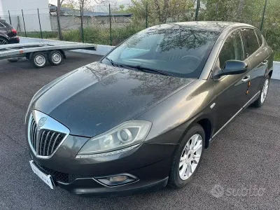 Usado Lancia Delta Gold 120 CV (88 kW) 2011 Gris Utilitario