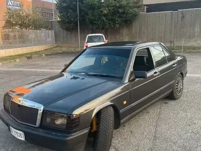 Usata Mercedes 190 122 CV (89 kW) 1987 Grigio Berlina