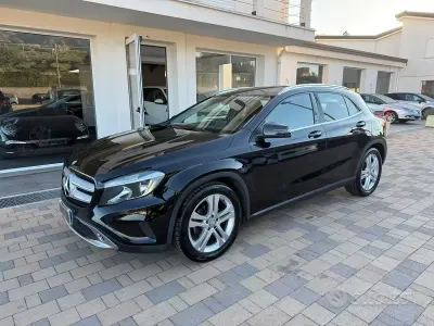 Käytetty Mercedes GLA180 109 HP (80 kW) 2016 Musta Katumaasturi