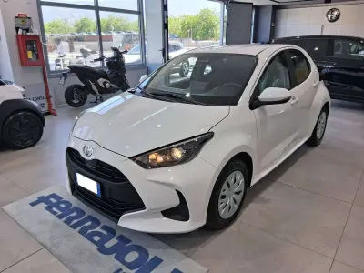 Nuova Toyota Yaris Hybrid Active 92 CV (67 kW) 2026 Super white / black Berlina