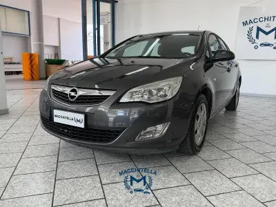 Usata Opel Astra Cosmo 140 CV (102 kW) 2011 Grigio Berlina