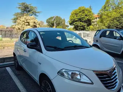 Usata Lancia Ypsilon 69 CV (50 kW) 2015 Bianco Utilitaria