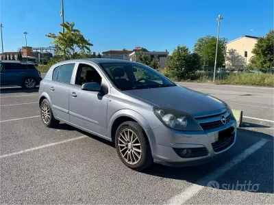 Usata Opel Astra Club 101 CV (74 kW) 2005 Grigio Berlina