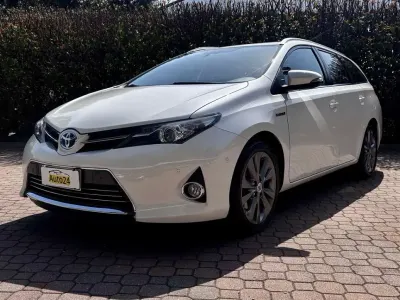 Usata Toyota Auris Hybrid Active 99 CV (72 kW) 2014 Bianco Station wagon
