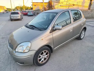 Usata Toyota Yaris Sol 65 CV (47 kW) 2005 Grigio Berlina
