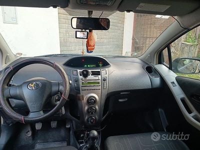 Usata Toyota Yaris Eco 69 CV (50 kW) 2010 Grigio Utilitaria