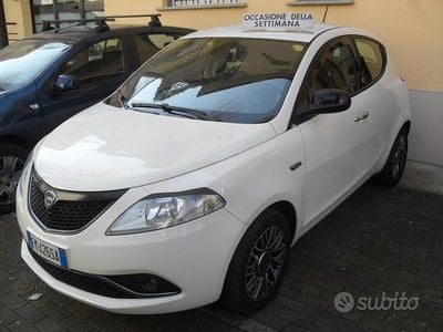 Begagnad Lancia Ypsilon Gold 69 HK (50 kW) 2018 Vit Halvkombi