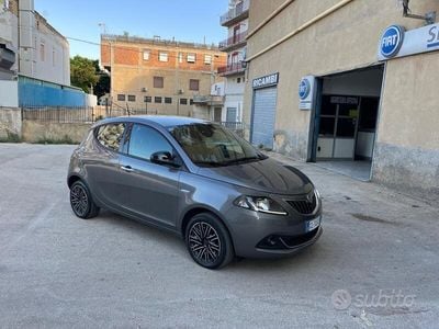 Usata Lancia Ypsilon Gold 69 CV (50 kW) 2022 Grigio Utilitaria