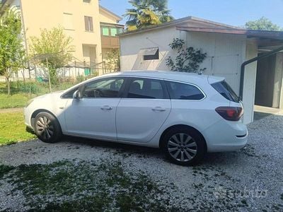 Usata Opel Astra 140 CV (102 kW) 2011 Bianco Station wagon