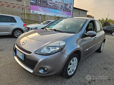 Usata Renault Clio II Luxe 74 CV (54 kW) 2010 Grigio Berlina