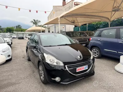Usata Peugeot 208 Allure 68 CV (50 kW) 2014 Nero Utilitaria