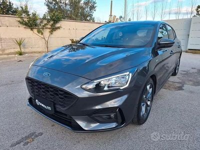 Begagnad Ford Focus ST-Line 120 HK (88 kW) 2021 Grå Sedan