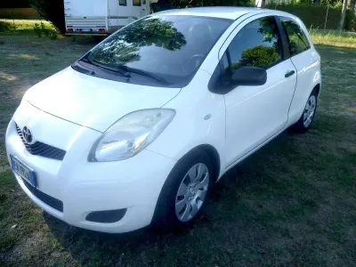Usata Toyota Yaris 90 CV (66 kW) 2010 Bianco Utilitaria