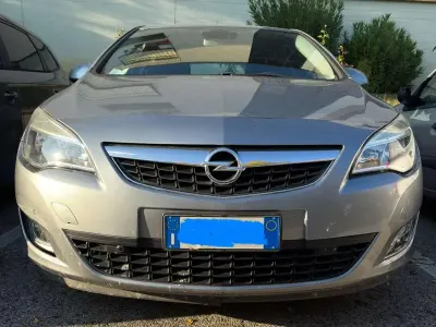 Usata Opel Astra 116 CV (85 kW) 2011 Grigio