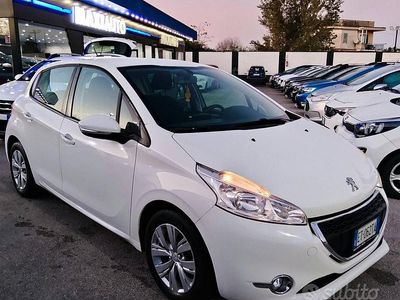 Usata Peugeot 208 81 CV (59 kW) 2013 Bianco Utilitaria