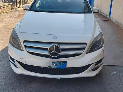 Gebraucht Mercedes B200 156 PS (114 kW) 2014 Weiß Van / Kleinbus