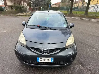 Usata Toyota Aygo 68 CV (50 kW) 2006 Grigio Utilitaria